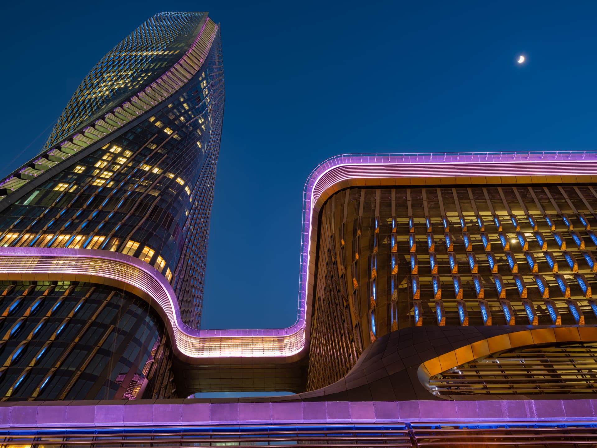 Photographing Wasl Tower, Dubai — UNStudio, Sheikh Zayed Road, Dubai